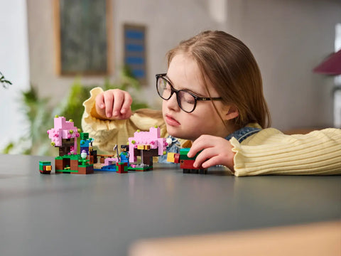 LEGO - Minecraft The Cherry Blossom Garden 21260 304 Pieces