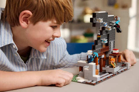 LEGO - MInecraft The Pickaxe Mine 21277 530 Pieces