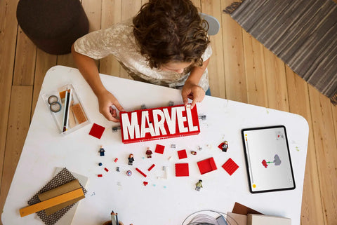 LEGO - MARVEL Logo & Minifigures 76313 931 Pieces