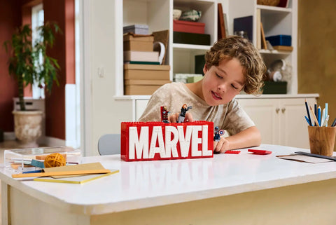 LEGO - MARVEL Logo & Minifigures 76313 931 Pieces