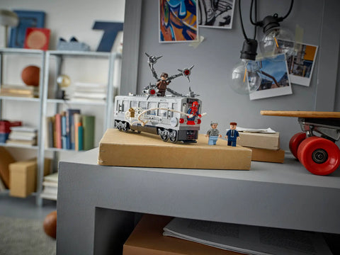 LEGO - Marvel Spider-Man vs. Doc Ock Subway Train Scene 76321 393 Pieces